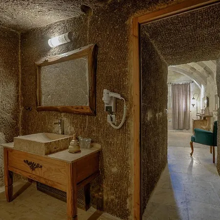 Hera Cave Hotell 3*