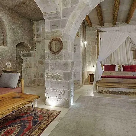 أجنحة هيرا كايف فندق