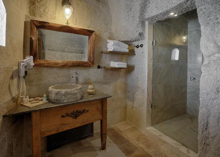 Hera Cave Γκόρεμε