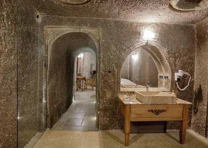 Hera Cave Γκόρεμε